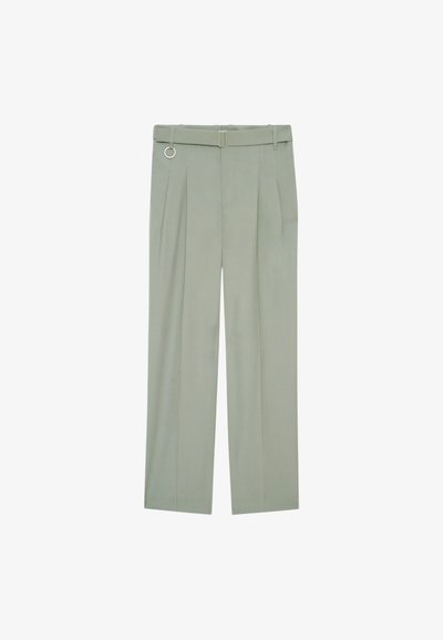 Pantalons ajustés vert clair avec une jambe large, des plis à l'avant, une ceinture avec une boucle rectangulaire et un accent décoratif en anneau métallique.
