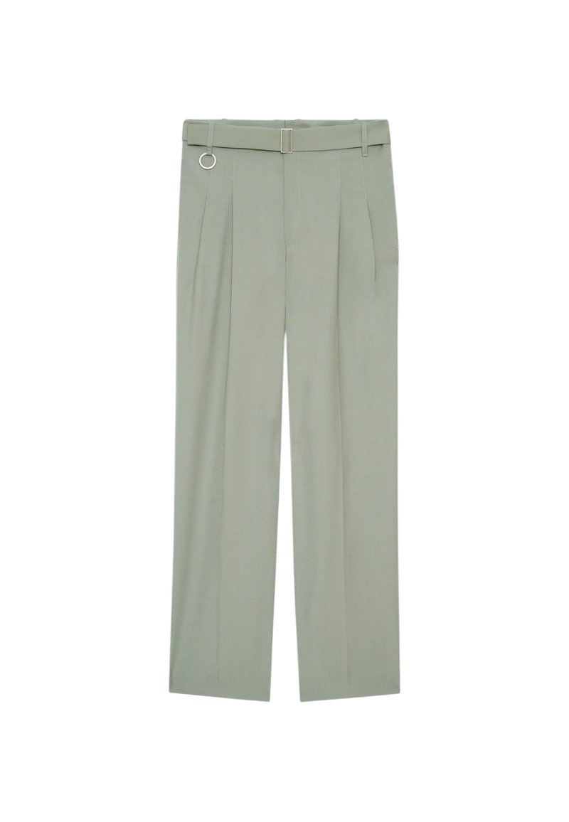 Pantalons ajustés vert clair avec une jambe large, des plis à l'avant, une ceinture avec une boucle rectangulaire et un accent décoratif en anneau métallique.