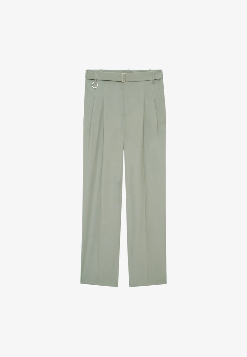 Pantalons ajustés vert clair avec une jambe large, des plis à l'avant, une ceinture avec une boucle rectangulaire et un accent décoratif en anneau métallique.