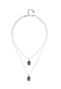 Collar en tono plateado con dos piedras preciosas ovaladas negras, engastadas en configuraciones decorativas de garras, con eslabones finos y un extensor.