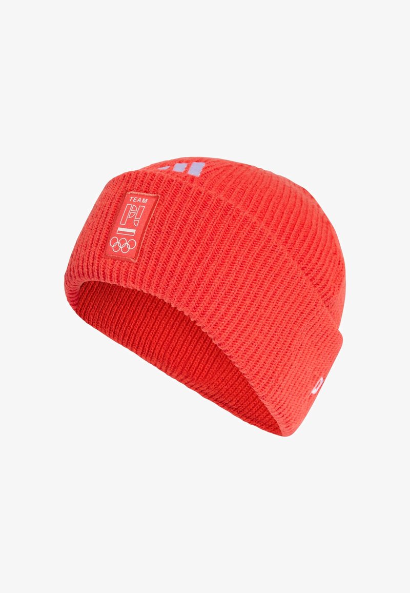 Bonnet en tricot rouge vif avec un revers plié, logo Team Poland et écusson des anneaux olympiques à l'avant.