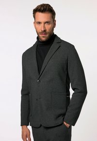 Blazer entallado en gris oscuro de tejido suave, con solapa muesca, cierre de un botón, dos bolsillos delanteros y un ajuste moderno.