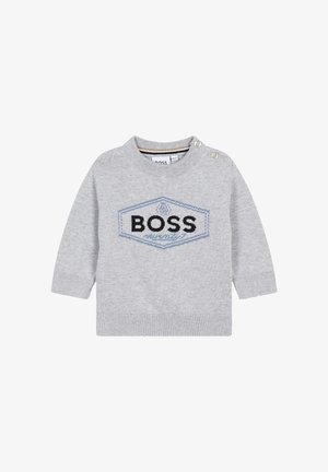 Maglione grigio lavorato a maglia con colletto rotondo, caratterizzato da un logo esagonale "BOSS" nero e blu sul davanti e due bottoni sulla spalla.