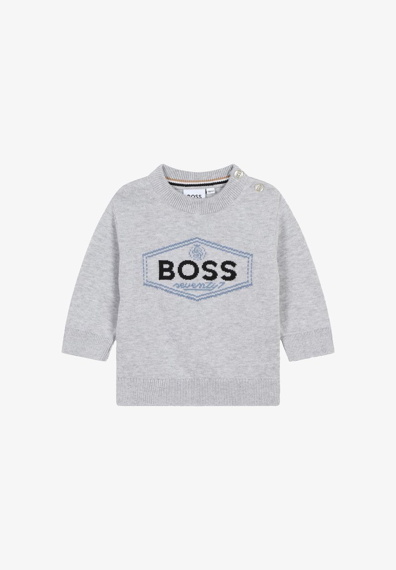 Maglione grigio lavorato a maglia con colletto rotondo, caratterizzato da un logo esagonale "BOSS" nero e blu sul davanti e due bottoni sulla spalla.