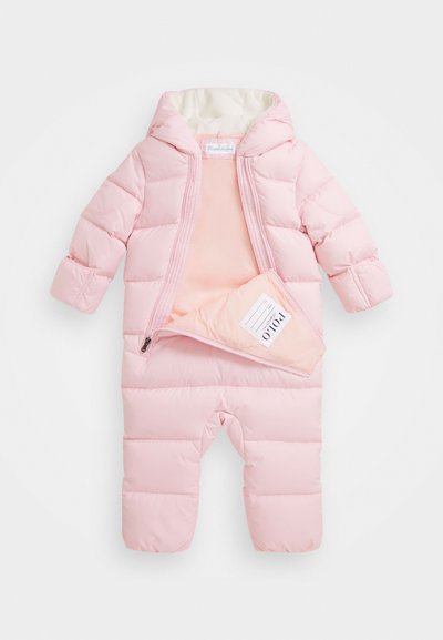 Completo da neve imbottito rosa con cappuccio, chiusura con zip e fodera morbida. Presenta un motivo trapuntato e una tasca interna con etichetta.