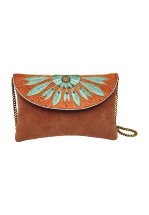 Pochette en daim marron avec rabat brodé bleu sarcelle et orange présentant des motifs de feuilles et petits clous dorés, avec une bandoulière chaîne dorée.