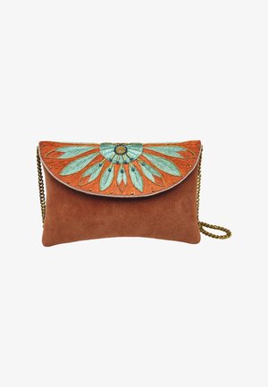 Pochette en daim marron avec rabat brodé bleu sarcelle et orange présentant des motifs de feuilles et petits clous dorés, avec une bandoulière chaîne dorée.