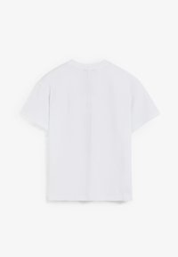 Camiseta de algodón blanca de manga corta, corte recto y una costura central en la parte posterior. Textura suave y diseño minimalista.