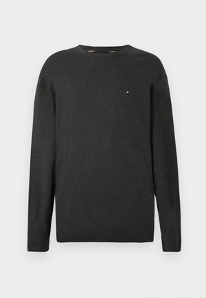 Maglione grigio scuro a maniche lunghe con collo a girocollo, con un piccolo logo rettangolare rosso, bianco e blu sul lato sinistro del petto.