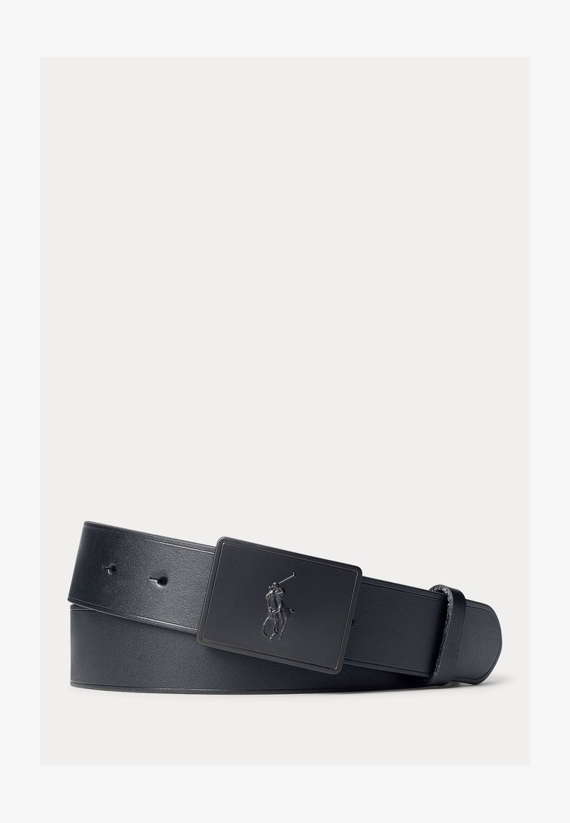 Cinturón de cuero negro con una gran hebilla rectangular negra mate que presenta un logo en relieve de un jugador de polo en el centro.