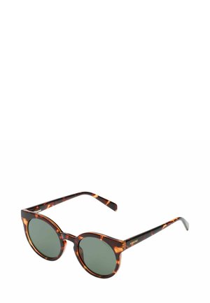 Lunettes de soleil rondes avec une monture en écaille de tortue et des verres verts. Les branches présentent un subtil accent doré avec des détails de marque.