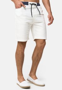 Witte shorts met een elastische tailleband in denimlook en een zwarte trekkoord. Voorzien van zijzakken en een omgeslagen zoom. Zachte stofstructuur.