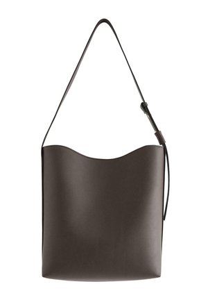 Mørkebrun skuldertaske i læder med en buet topkant og en justerbar rem med spænde på siden.
