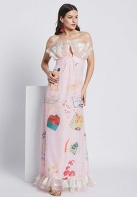 Roža off-shoulder maxi obleka s prozornimi volančki, ki ima pisane grafične odtise in odprtino v obliki ključavnice spredaj.