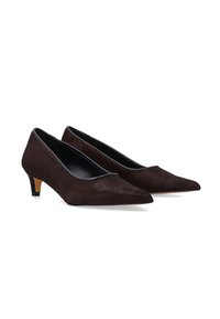 Braune Kunstfell-Pumps mit spitzem Schuhspitze und niedrigem Blockabsatz; glattes Innenfutter; minimalistisches Design mit schwarzem Rand.