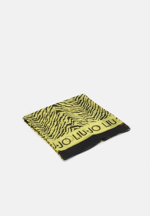Écharpe jaune plissée avec des rayures zébrées noires et le texte « LIU JO » le long de la bordure sur fond blanc.