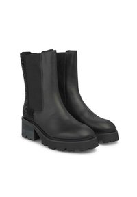 Botas de cuero negro hasta el tobillo con suela gruesa, paneles laterales elásticos y acentos texturizados en negro en el talón. Acabado suave, diseño resistente.