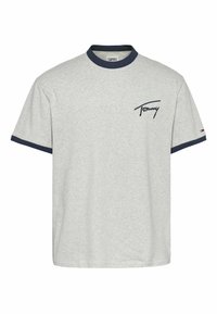 Grå bomullströja med marinblå ribbad krage och ärmar. Har en liten marinblå logotyp på bröstet. Korta ärmar, avslappnad passform.