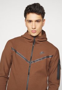 Nike Sportswear M NSW TCH FLC FZ WR - Camisola com fecho - cacao  wow/black