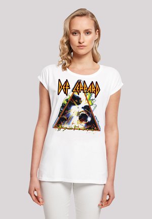 Weißes Baumwoll-T-Shirt mit einem bunten Grafikdesign eines Dreiecks mit einem schwarzen Muster, dem Text "Def Leppard" und "Hysteria" in Gelb.