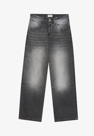Jeans de mezclilla negra de pierna ancha con un acabado gris desgastado, que cuentan con bolsillos delanteros, cierre de botón y un ligero desgaste en las rodillas.