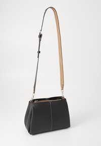 Borsa a mano in pelle nera con design strutturato, caratterizzata da una tracolla in contrasto color tan, hardware in argento e dettagli di cucitura visibili.