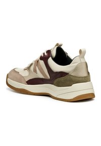 Baskets combinant des matériaux beiges, bordeaux et vert olive, avec un design en daim texturé et en cuir lisse, semelle en caoutchouc.