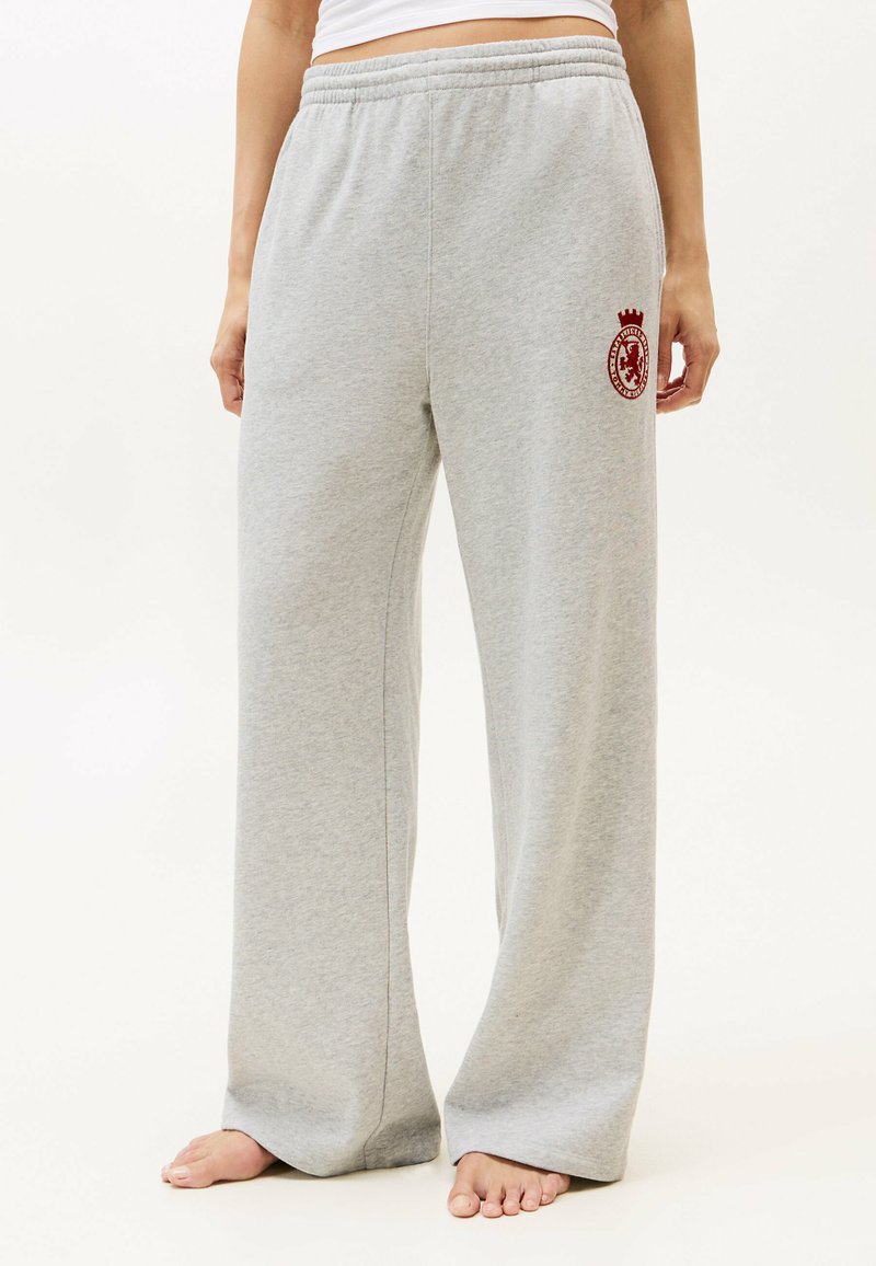 Grijze sweatshirtbroek van zacht katoen, met een relaxed fit, brede pijpen en een maroon logo-accent op de bovenkant van de linker dij.