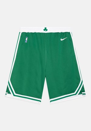 Gröna basketshorts i andningsbart tyg, med vita sidostrepen, en NBA-logotyp och ett klöveremblem på midjan.