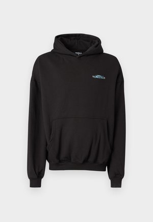 Juodas džemperis su kapišonu ir kenkiumo kišene, ant krūtinės mažas mėlynas logotipas „World Tour“. Minkšta medžiaga ir ribožnai rankogaliai.