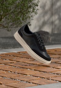 Неизбран, black