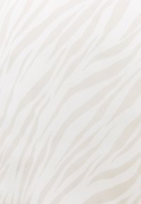 Beige tyg med ett subtilt zebramönster i ljusare nyanser, slät textur och en mjuk yta som är lämplig för möbelklädsel eller dekoration.