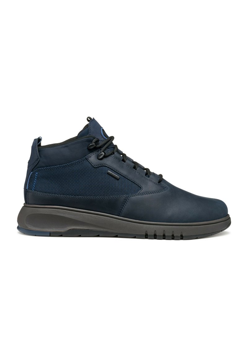 Zapatillas altas en azul marino, hechas de cuero y malla, con un cuello acolchado, suela de goma y cordones redondos para un ajuste seguro.