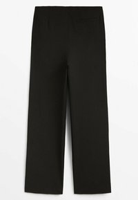 Pantalon noir à jambes droites avec une ceinture élastique et une seule poche arrière, présenté à plat sur fond blanc.