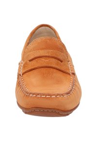 Wildleder-Loafer in warmem Orange. Klassisches Design mit gestickten Details und einer kleinen Vordernaht. Flexible Sohle und glattes Innenfutter.