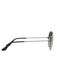 Occhiali da sole in metallo con lenti grigie, forma rotonda, astine nere sottili e punte in gomma per il comfort. Design minimalista senza modelli prominenti.