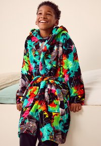 Fleece-Bademantel mit einem mehrfarbigen, abstrakten Muster in lebhaften Grün-, Pink- und Schwarztönen, mit passendem Gürtel befestigt.