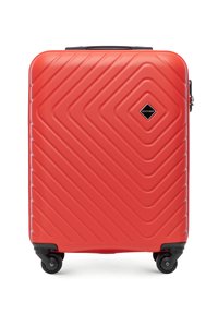 Czerwona twarda walizka z diagonalnymi żebrowaniami, cztery czarne obrotowe kółka oraz czarna rączka, z oznaczeniem logo Wittchen w kształcie rombu.