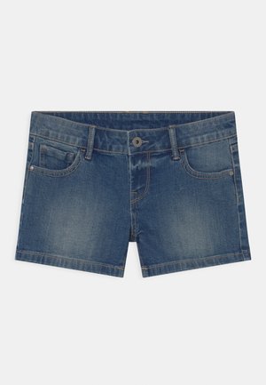 Blå jeansshorts med knaplukning foran, bæltestropper og lommer foran og bagpå, lagt fladt på en hvid baggrund.