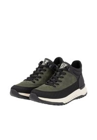 Tmavě zelené a černé tenisky s texturovaným svrškem, vybavené šněrováním, polstrovaným límcem a světlou, polstrovanou podrážkou.