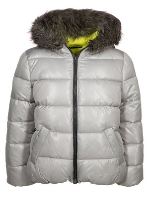 Jasnoszara pikowana kurtka zimowa z przednim zamkiem, bocznymi kieszeniami i kapturem wykończonym ciemnym futrem, wyściełanym jaskrawożółtą tkaniną.