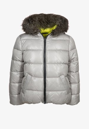 Veste d'hiver matelassée gris clair avec fermeture éclair avant, poches latérales et capuche bordée de fourrure foncée, doublée de tissu jaune vif.