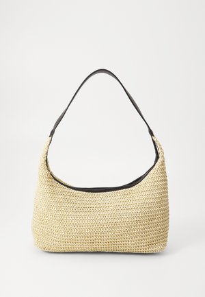 Sac à main en paille tissée de forme douce et arrondie, de couleur crème, avec une lanière en cuir noir contrastant le long du dessus.