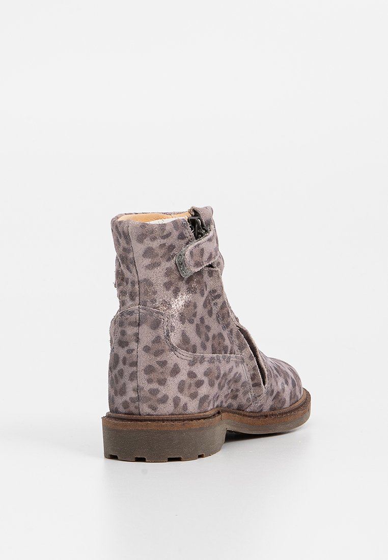 Graue Wildleder-Ankle Boots mit Leopardenmuster, seitlichem Reißverschluss, dekorativem Riemen. Niedrige braune Gummisohle, strukturierte Oberfläche, weiche Innenauskleidung.