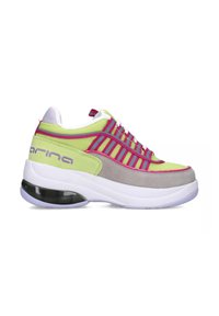 Sneaker con una toma superior di un vivace verde lime con accenti rosa, elementi in suede grigio, una intersuola bianca e un dettaglio in air cushion nero.