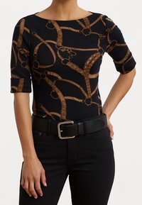 Černý top s hnědým pásem, krátké rukávy a kulatý výstřih. Nosit s černými džíny a černým páskem se stříbrnou sponou.