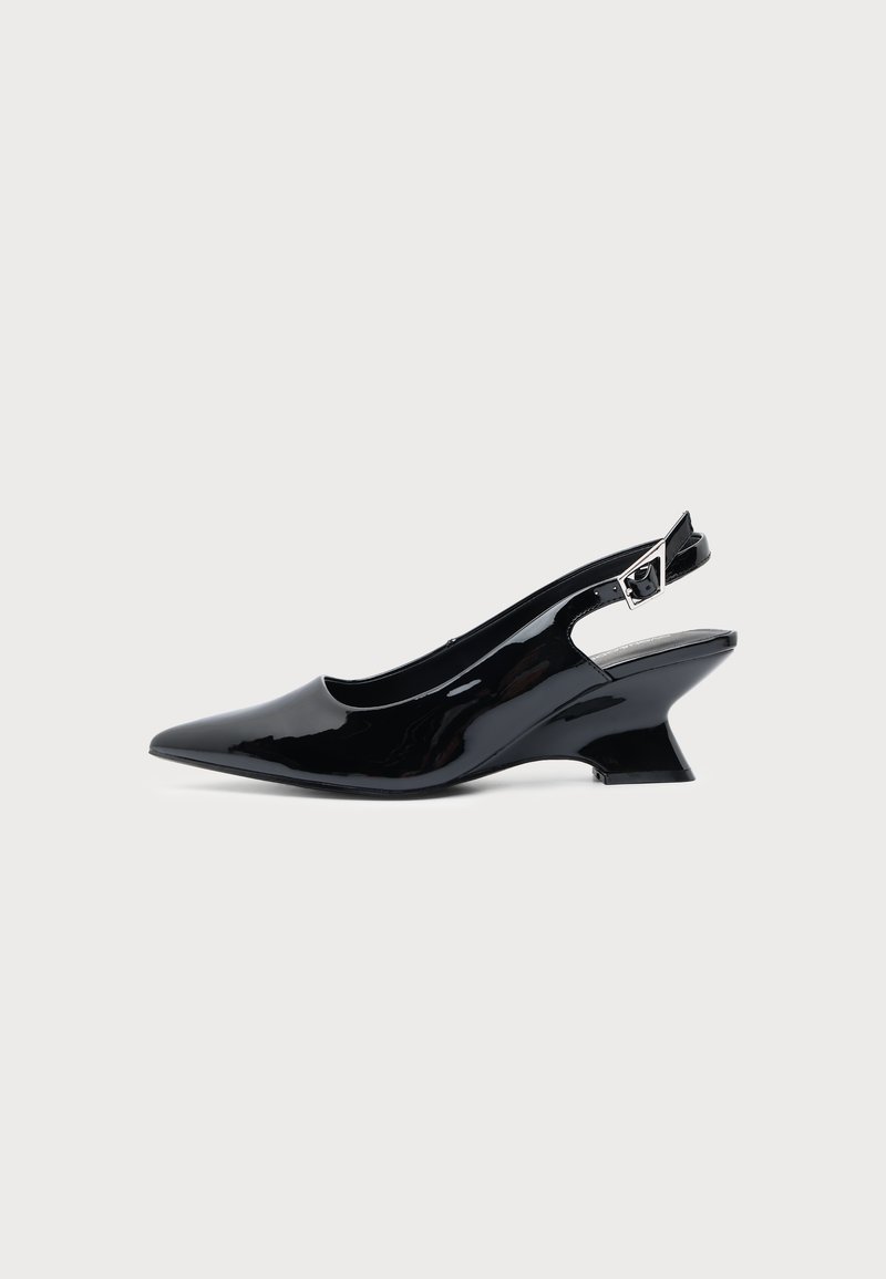 Chaussure slingback en cuir verni noir avec bout pointu et petit talon bloc incliné sur fond clair uni.