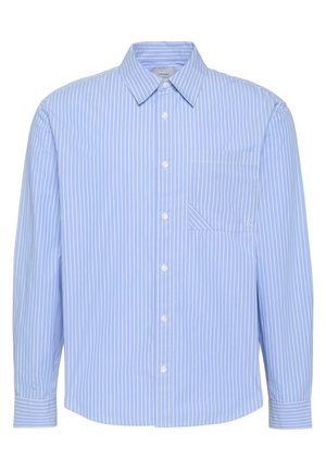 Lichtblauw herenoverhemd met lange mouwen, witte verticale strepen, een borstzak en een puntige kraag.