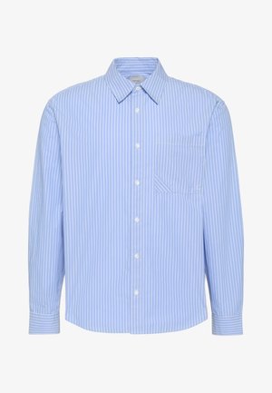 Lichtblauw herenoverhemd met lange mouwen, witte verticale strepen, een borstzak en een puntige kraag.