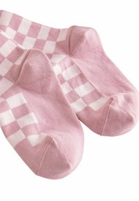 Roosad ja valged ruudulised sokid, mis on valmistatud pehmest puuvillast. Omavad tugevdatud varba ja kanna, sileda tekstuuri ning klassikalist mustrit.